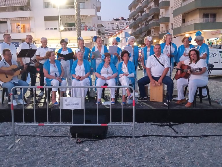 foto del coro en la tarima de la playa.jpg