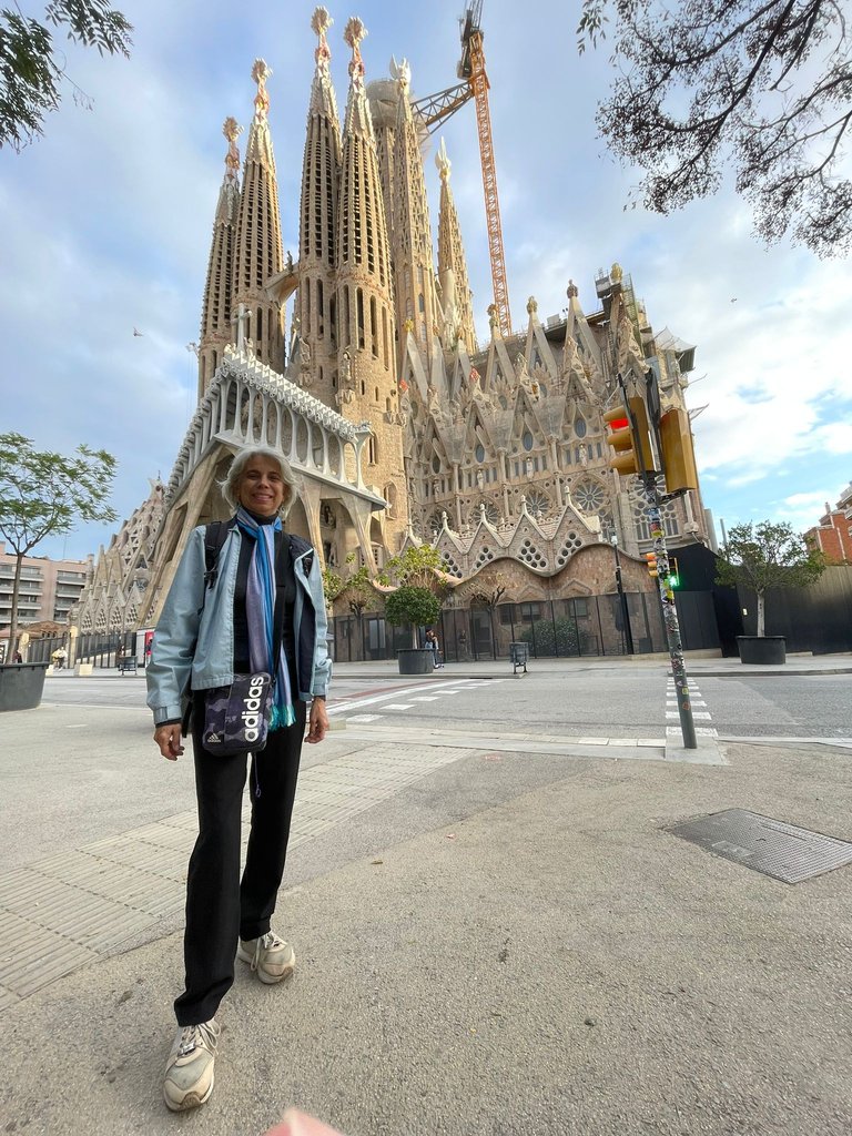 yo frente a fachada de La Sagrada Familia.jpg