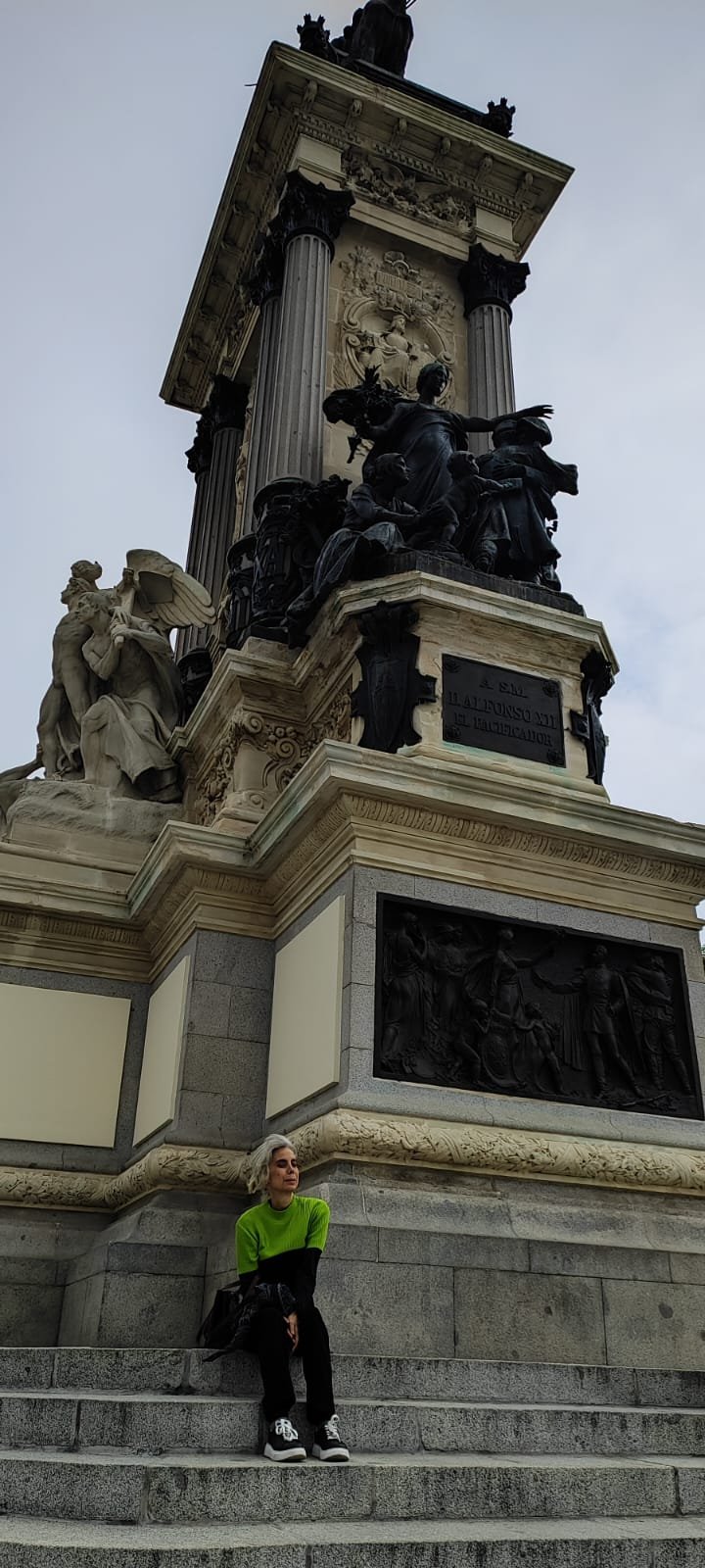 Madrid parque El Retiro Yo junto a estatua.jpg