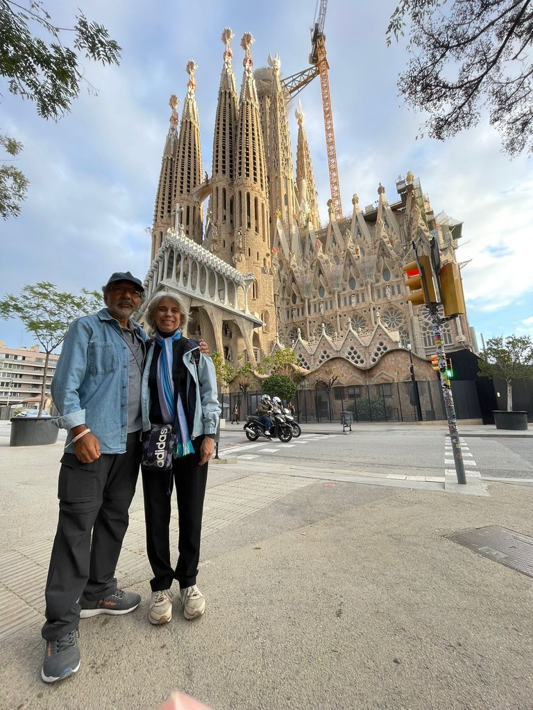 Daniel y yo frente a la Sagrada Familia.jpg
