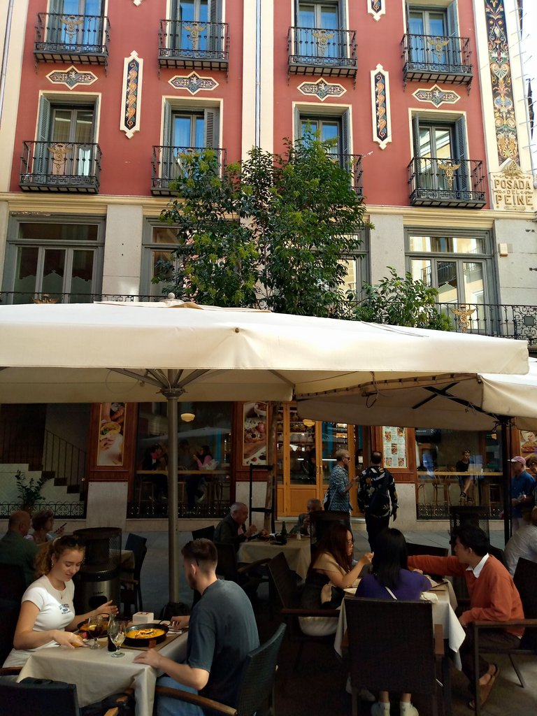 Madrid café y edificio bonito.jpg