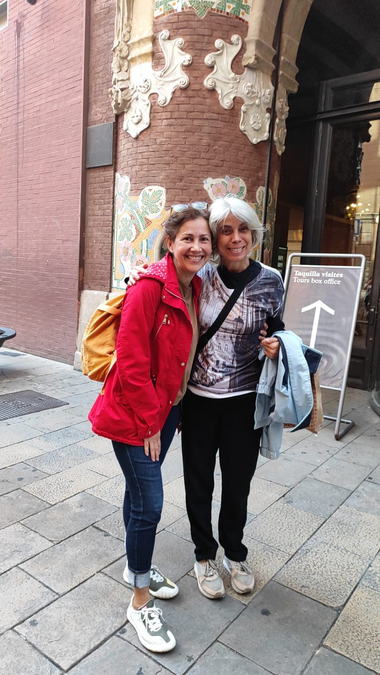 Linsabel y yo frente al Palacio de la Música.jpg