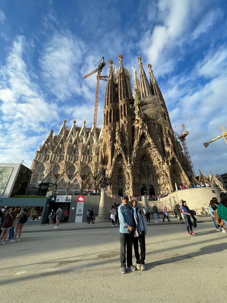 Daniel y yo fachada 2 La Sagrada Familia.jpg