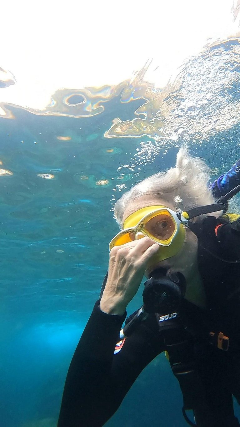foto bajo el agua apretando la nariz para quitar presión.jpg