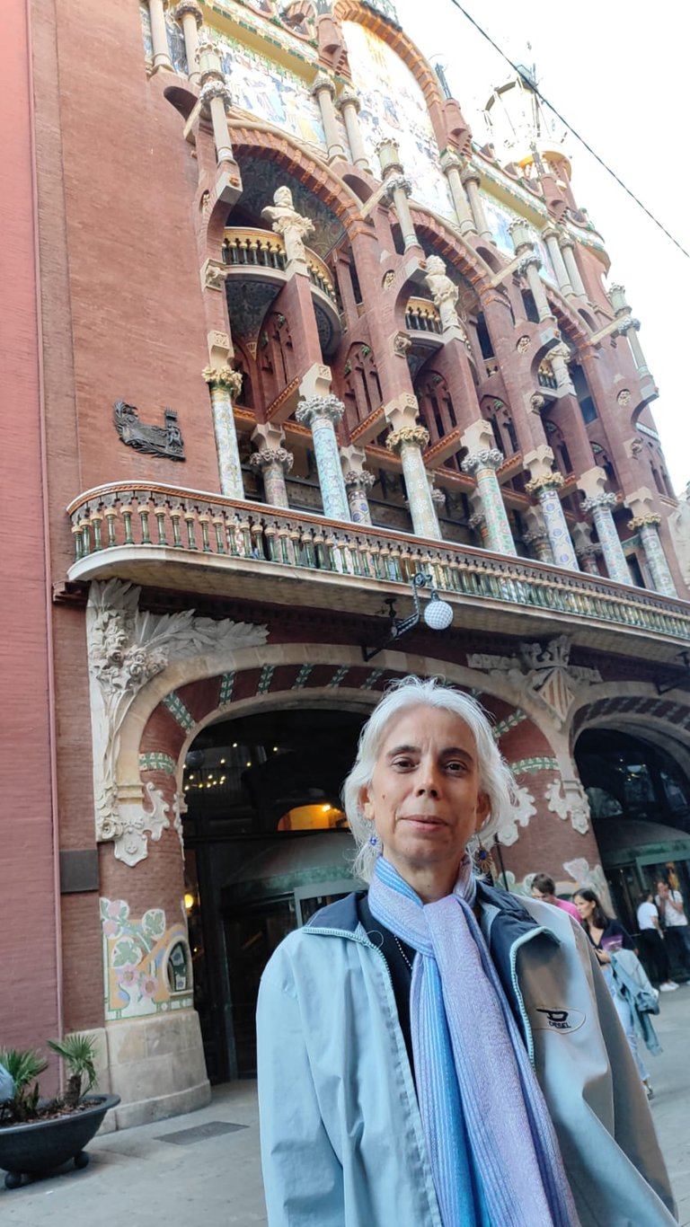 yo frente al Palacio de la Música 2.jpg