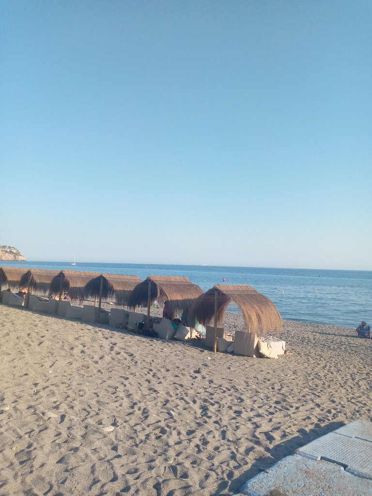 foto playa toldos paja.jpg
