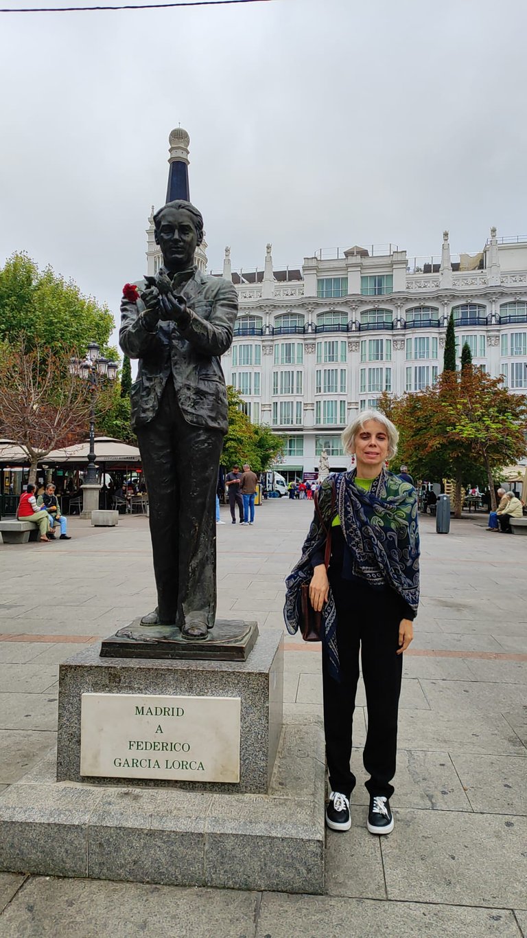 Madrid plaza Santa Ana junto a estatua a Lorca.jpg