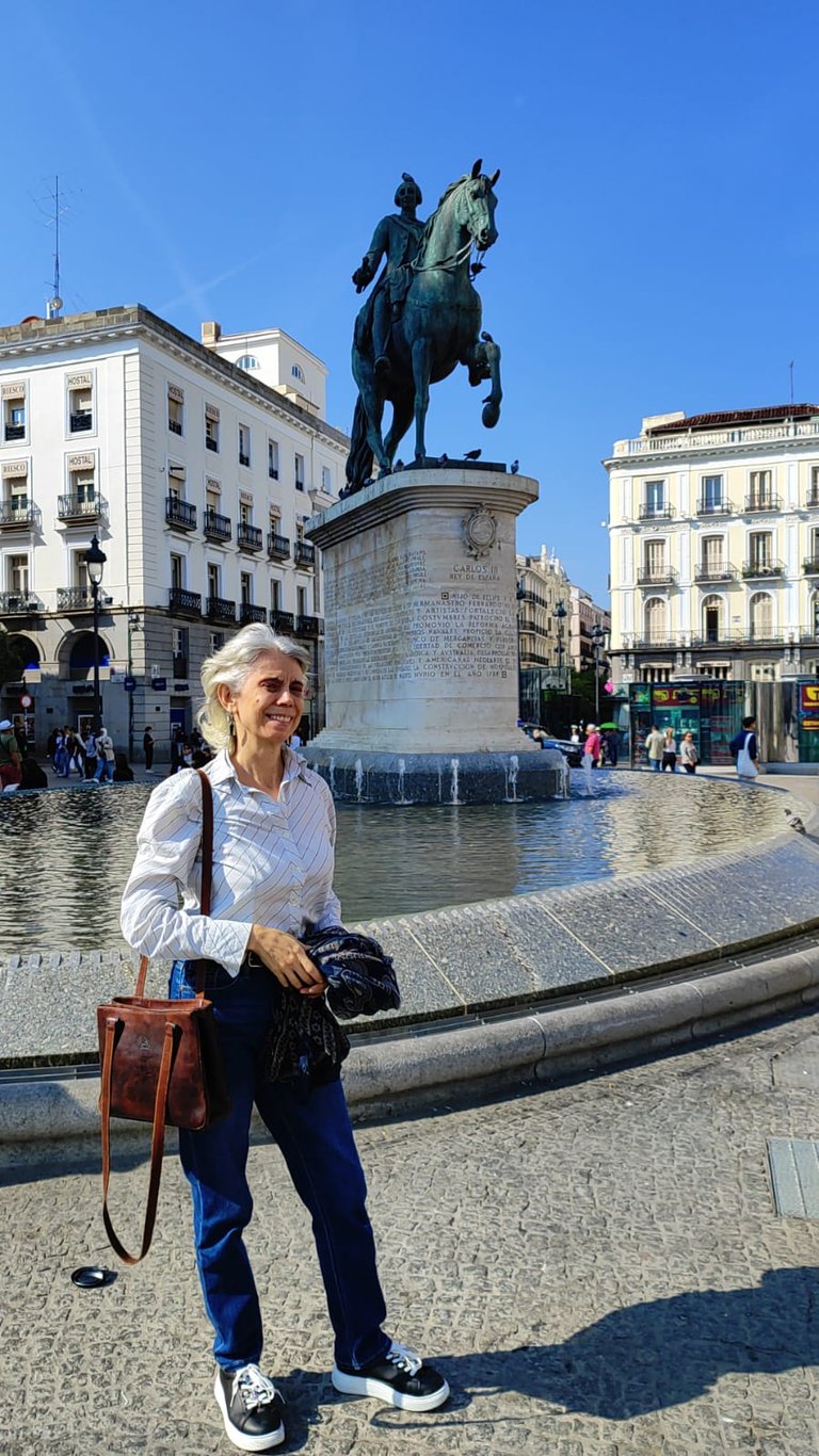 yo frente a la estatua ecuestre de Carlos III.jpg