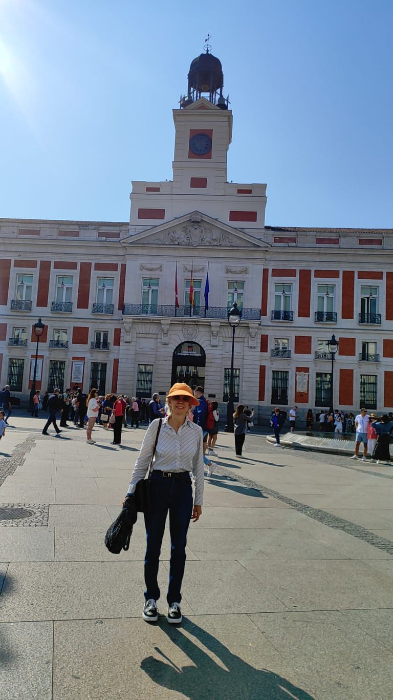 yo frente edificio Casa de Correo.jpg