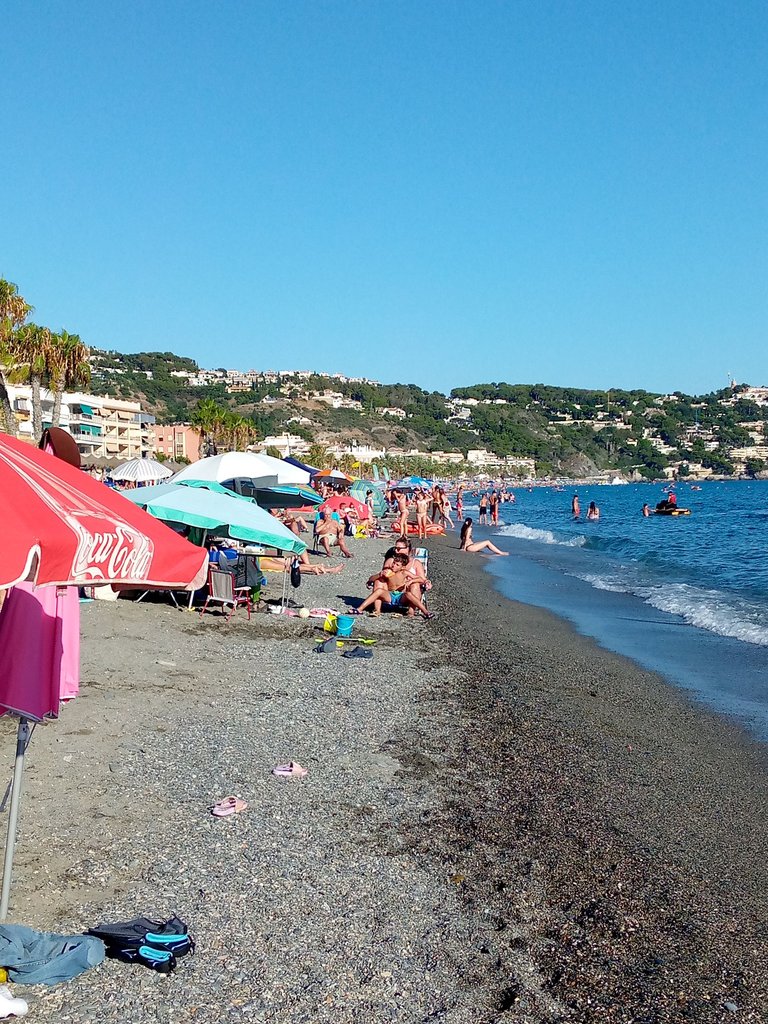 playa La Herradura toldo rojo.jpg