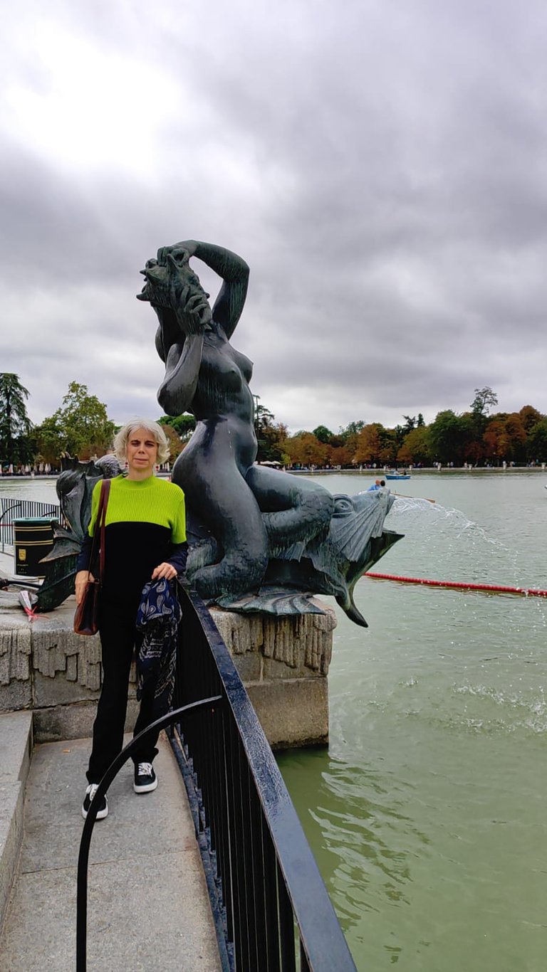 Madrid parque El Retiro Yo junto a estatua sirena.jpg