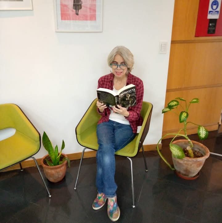 foto mía leyendo.jpg