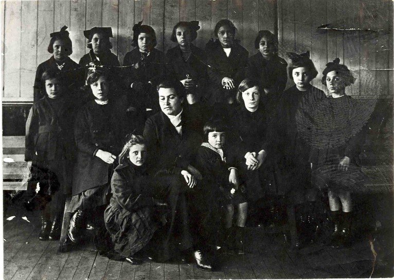 Gabriela_Mistral_y_alumnas_en_Pta._Arenas,_1919.jpg