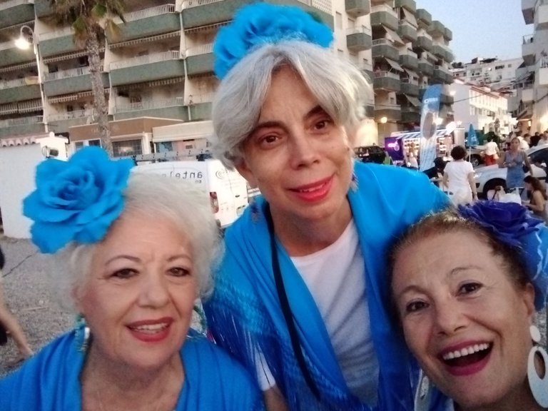 Coro Rociero con Mari Carmen y Consa.jpg