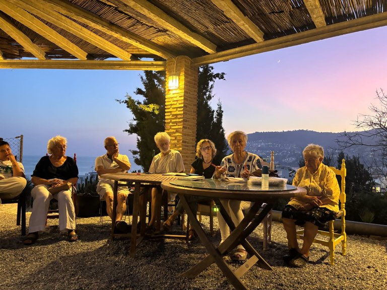 Club de lectura atardecer junio 2025.jpg