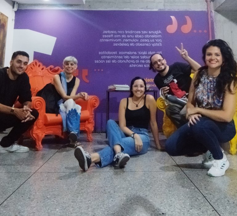 foto con alumnos taller de poesía.jpg