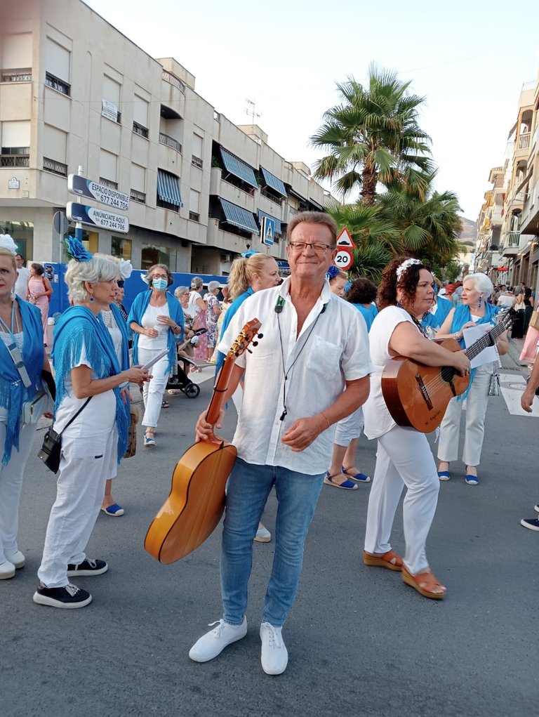 foto del coro con el guitarrista.jpg