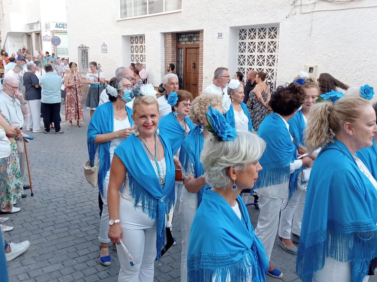 Foto del coro durante la procesión.jpg