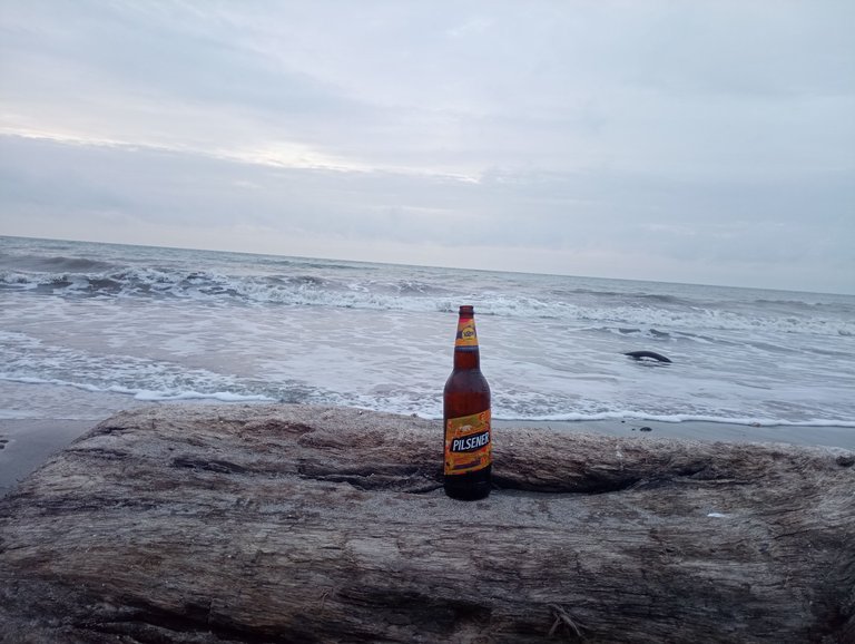 I don't like the sea too much. But I do miss it. More than the sea itself, the feeling. The vacation. The endlessness.