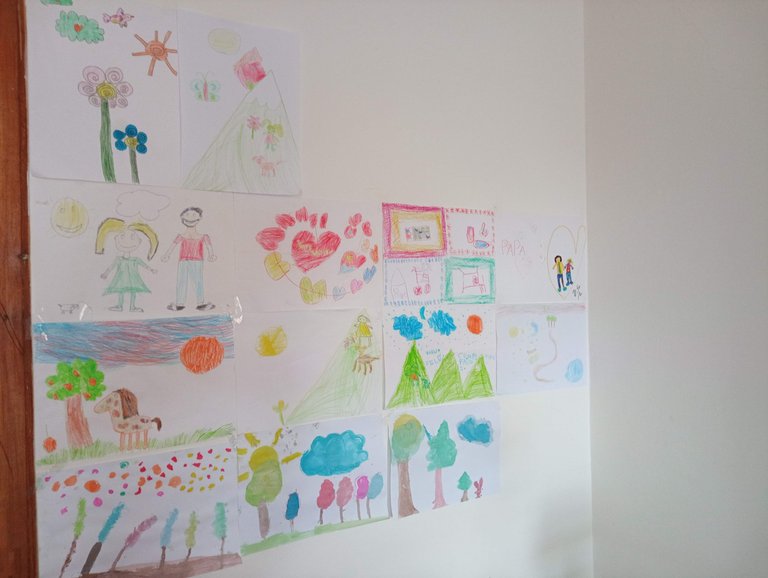 There's much more color in all rooms now. And the paintings on the paper are the only colors that I can remove 😅