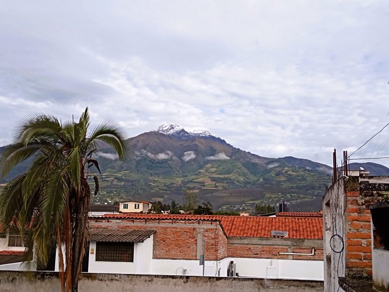 Picture from my rooftop yesterday, showing the Mama Cotacachi with snow. The rules for construction are very different in Ecuador. Metal bars, cables, tubing - whatever can stick out, will stick out. The fact that only the front has to look pretty and be plastered, while everything behind it can stay raw and ugly, leaves room for interpretation.