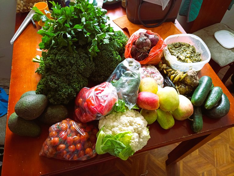 This is 12,50$ worth of shopping. We're in Avocado Season, so it's 4 big avocados for 1$. Every new expat that comes here always posts a picture like this, every single one - because they can't believe how much fresh food you can get for very little money.