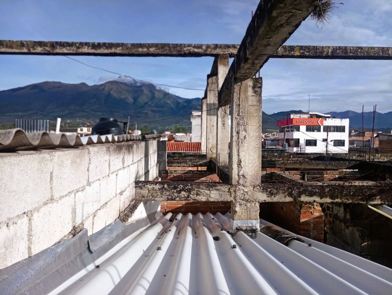 Easy to get from my roof to the next neighbor's on the picture and further. No need to use the entrance to my house, keeping it save. You can see the Mount Cotacachi in the background, with snowy peaks - crossed by one of the ever-present cables.