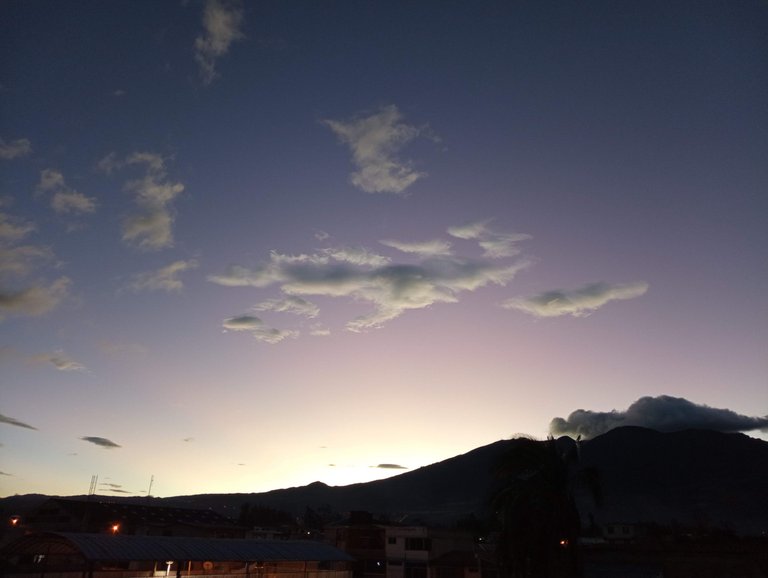 The desire to snap a picture is usually sudden for me. And most of the time, I'm disappointed with the outcome, as it doesn't reflect the moment well. Only the colors, with a little bit of luck.