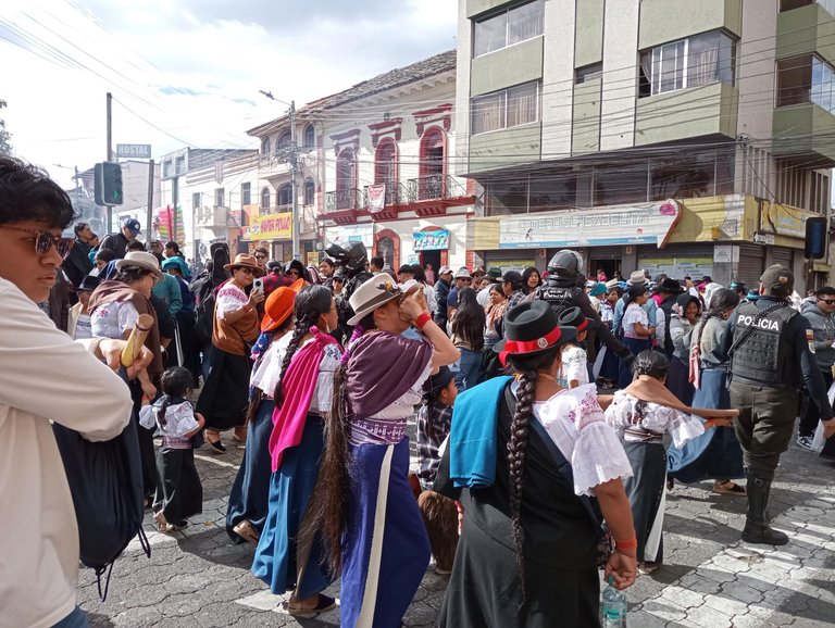 The women in the middle of this picture is blowing the pututu.