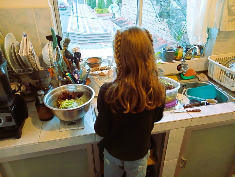 Sunday was also Ellie's Birthday, so first thing Lily did was buy her a present in form of earrings, and then we made a salad, because Ellie loves salad, probably more than us. At least the salads I make, so maybe she does love me as much as the salads because she wouldn't have them without me.