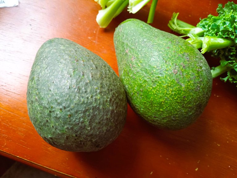 If you ever come here: On the left you have a really ripe avocado. The local variety turns dark the riper it gets. I buy them hard, recently harvested, but when they're that ripe (called hecho). The one on the right is not as ripe as the one of the left, and probably a little less creamy and flavorful - but still delicious! It will take a couple of days more to ripe, too.