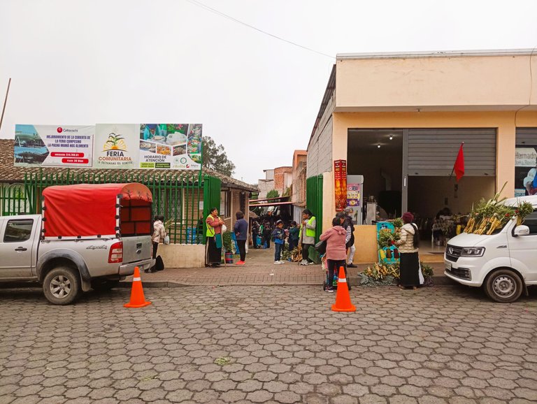The entrance. Today is "Domingo de ramos", Palm Sunday, and you can see people selling respective bouquets on the right side of the picture. The entrance used to be crowded with vendors that did not belong to the market, hence they have guards now to ensure the easy entrance.