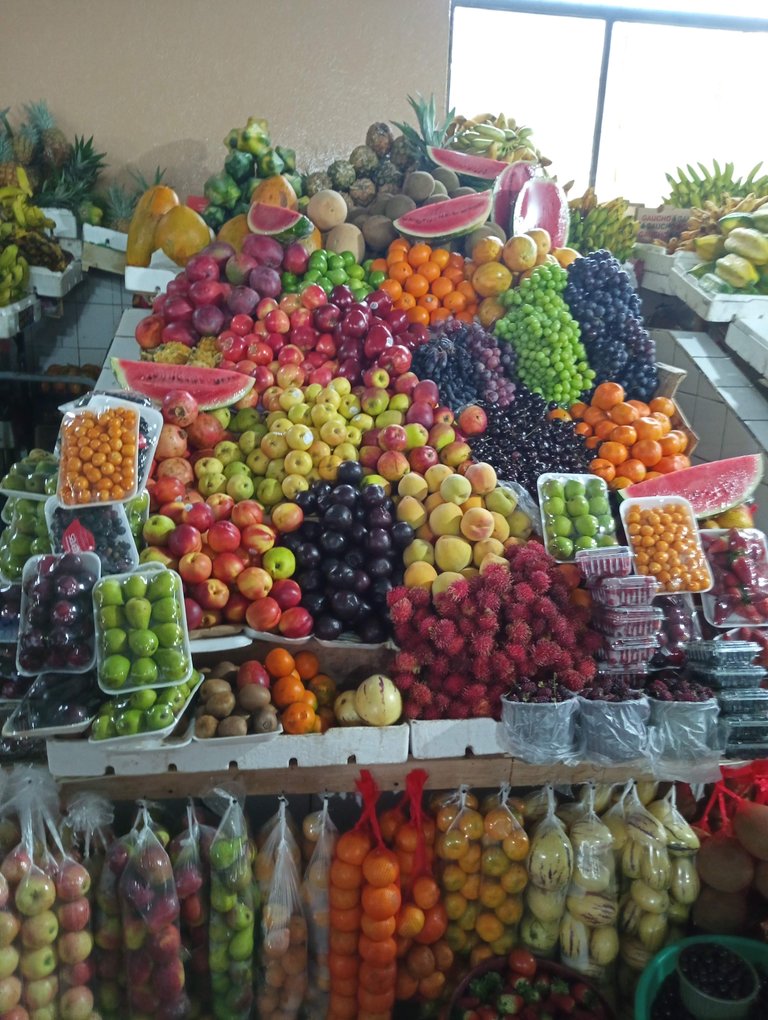 Diversity can be a strength, and it can be a weakness. This picture contains many fruits that are very low quality, imported from Chile. Most of them, actually. There are a few local ones among them, but nothing compared to the chemical stuff. It's not a place where I shop.