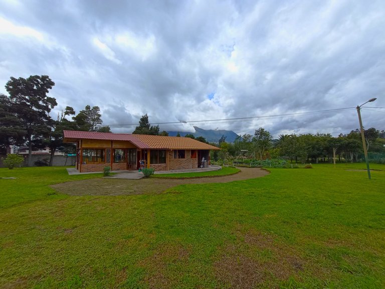 Alternative base camp - Waldorf School, 5 blocks away. But only one wall, no protective buildings arround. A huge gardening area available, though.