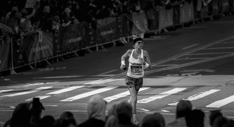 free-photo-of-woman-in-sportswear-running-race-in-city-marathon.jpeg
