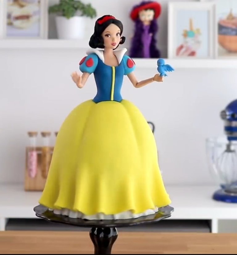 24 Snow White Cake.jpg