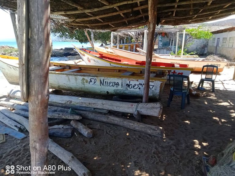 botes en la playa (2).jpeg