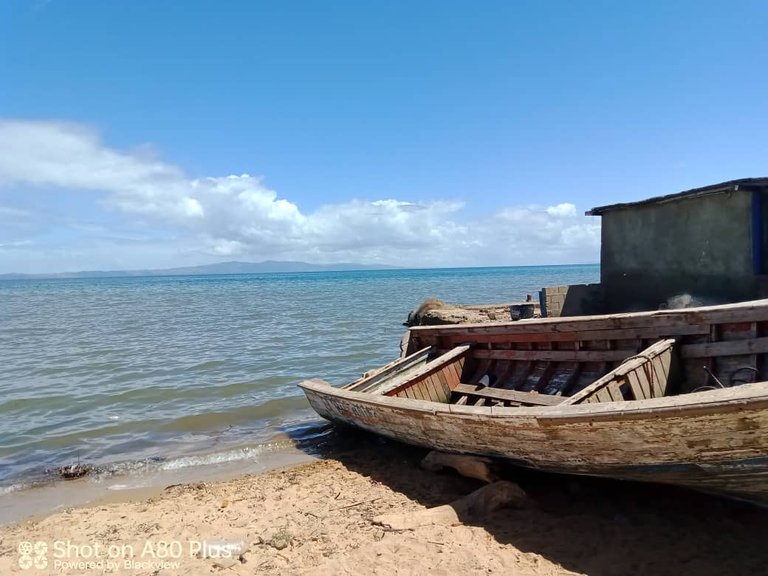 botes en la playa (4).jpeg