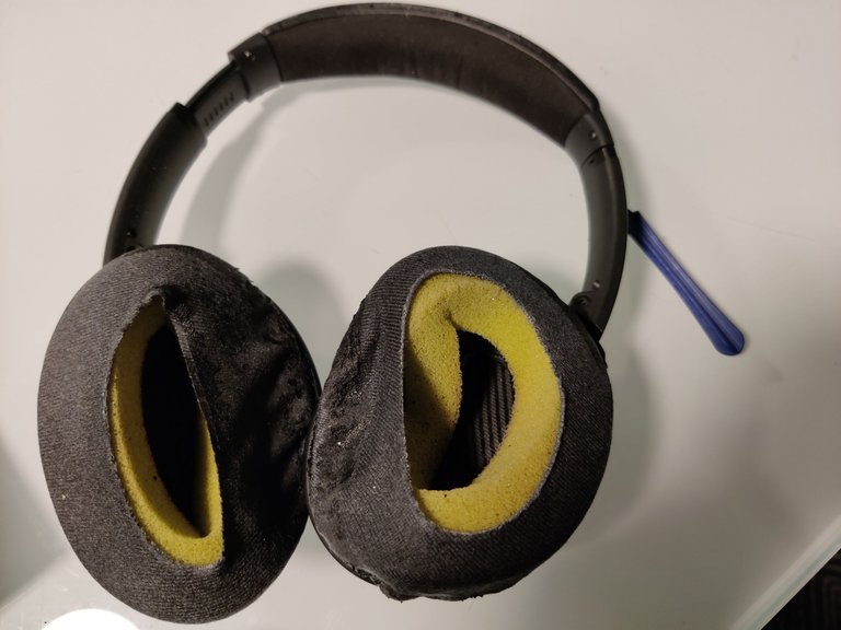 Replacing the Ear Pads on Bose QC35s.jpg