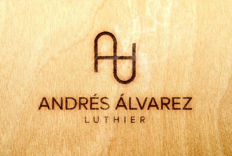 Logo grabado en madera.jpg