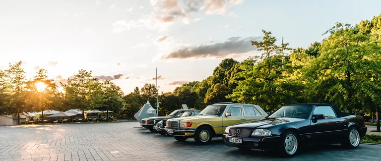 01-mercedes-benz-museum-klassiker-jeden-sommersonntag-am-museum-3400x1440.webp