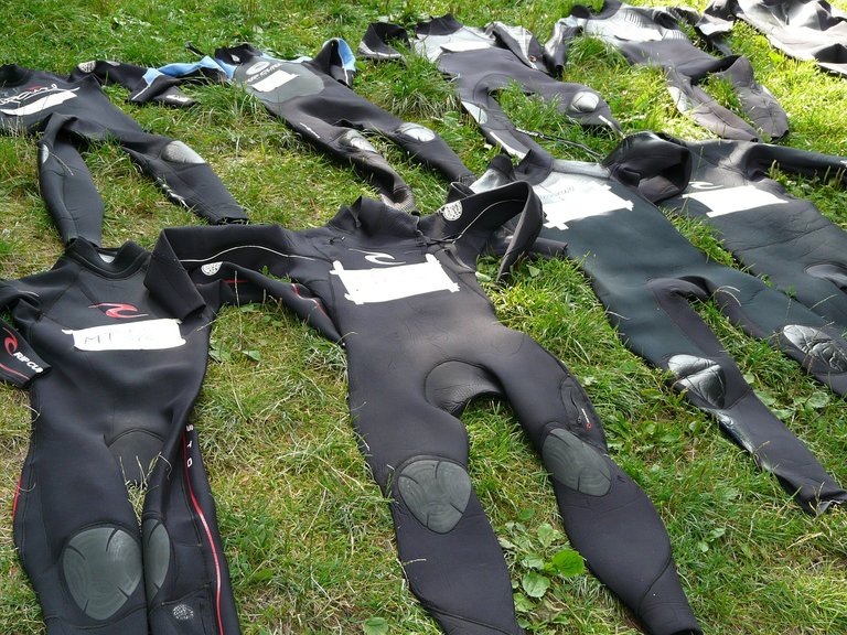 wetsuits59112_1280.jpg