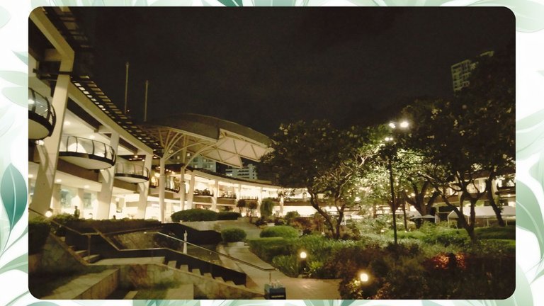 malloutside002.jpg