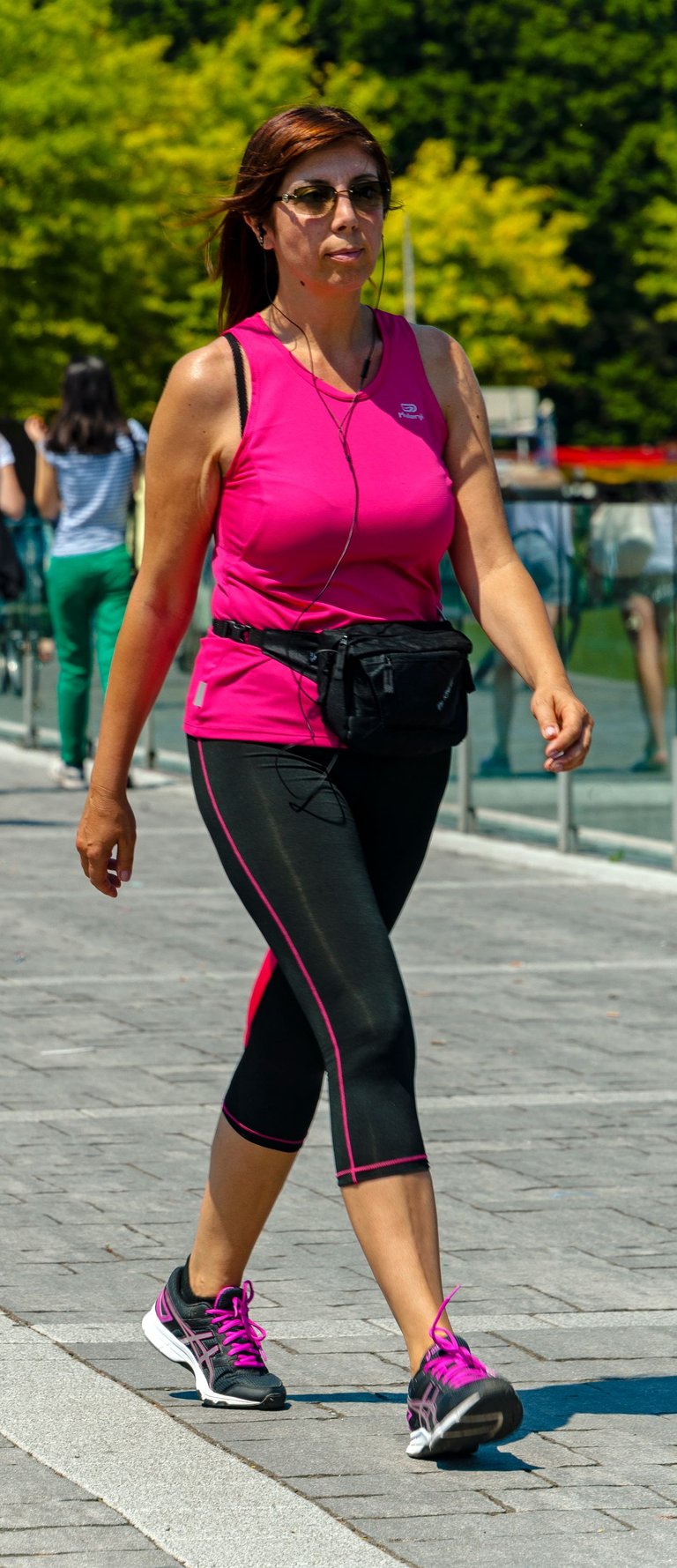 Woman_walking_in_exercise_clothing_on_Como_lakefront.jpg