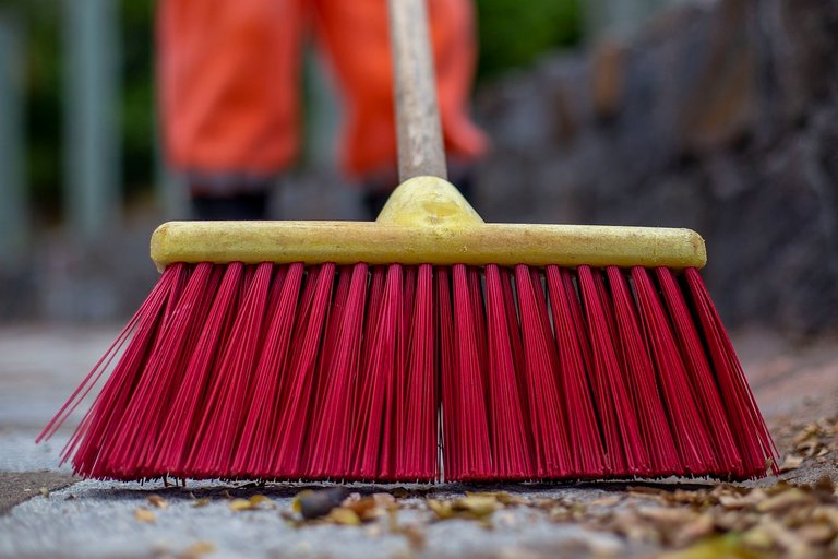 broom-6310388_1280.jpg