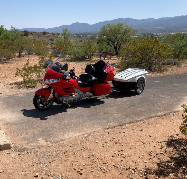 Deadhorse bike and trailer.JPG