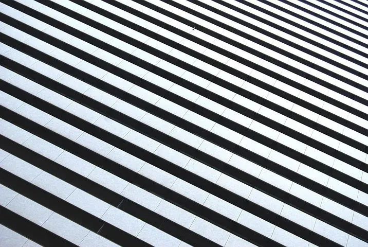 black-and-white-stripes-1149856__480.webp