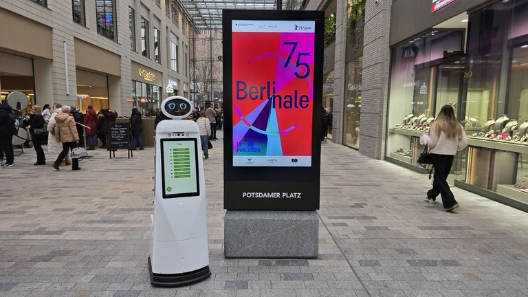 Berlinale-Leuchtschild-Workerbot9.jpg