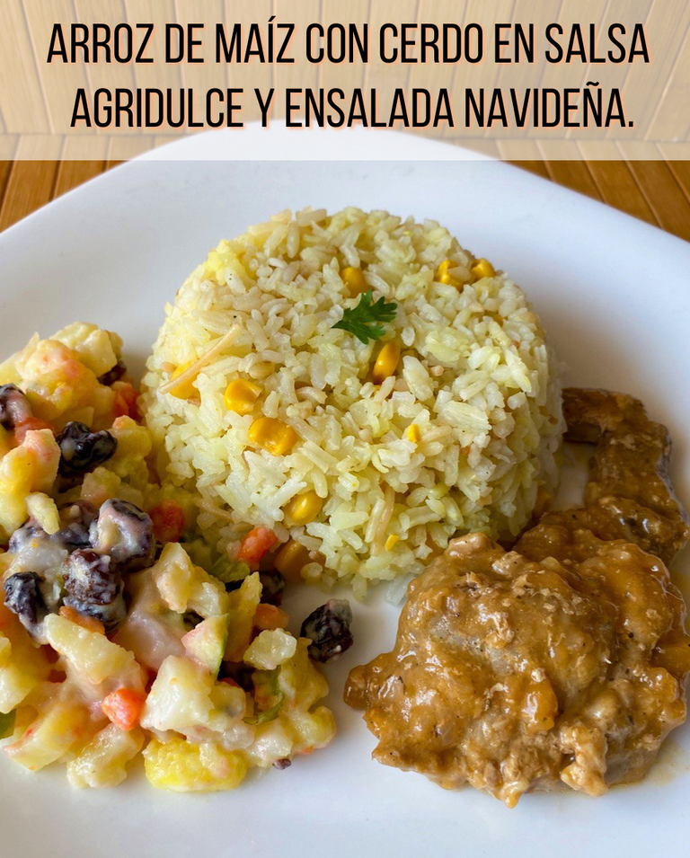 Arroz de maíz con cerdo en salsa agridulce y ensalada.png