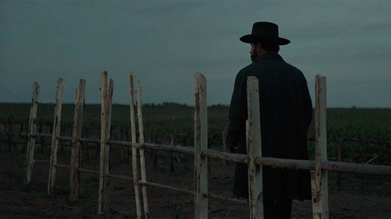 hombre en un paramo de noche bmo77.jpg